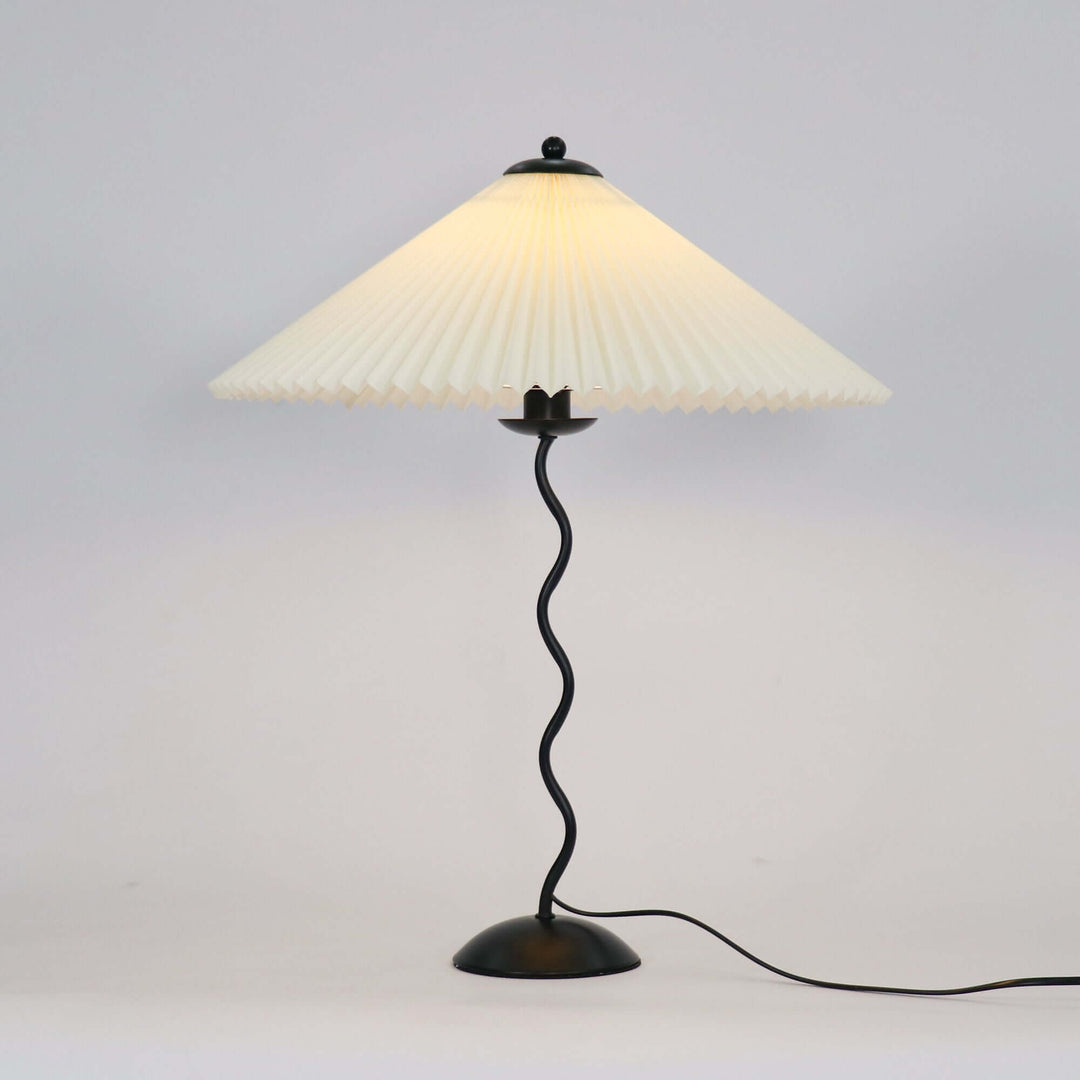 Zakrzywiona lampa stołowa – Oświetlenie nastrojowe
