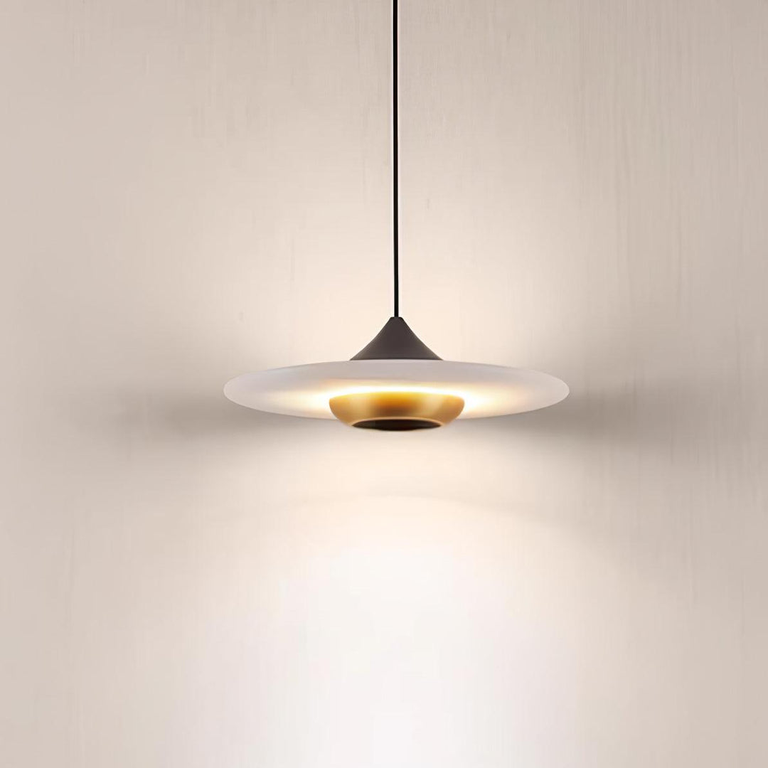 Marmurowa lampa wisząca w kształcie latającego spodka