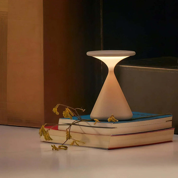 Lampa stołowa Aeron Hourglass, idealna do kącika do czytania