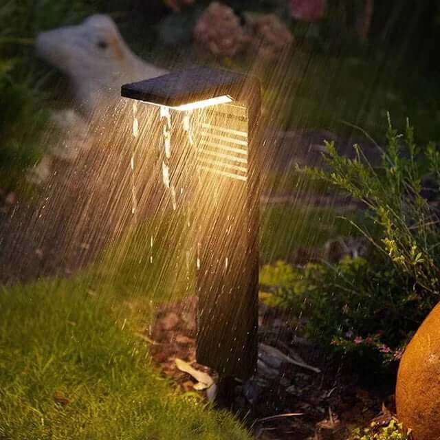 Szczegóły lampy solarniej: panel słoneczny i diody LED.