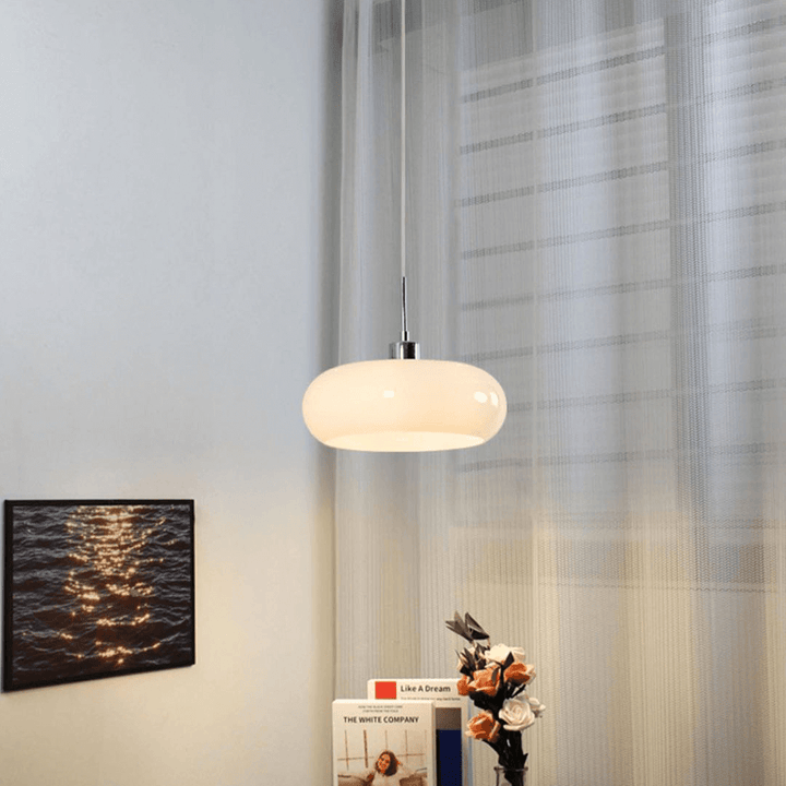 Nowoczesna szklana lampa wisząca Hailie w kształcie chleba, zbliżenie