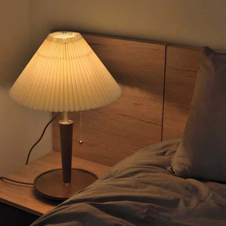 Plisowana lampa stołowa drewniana