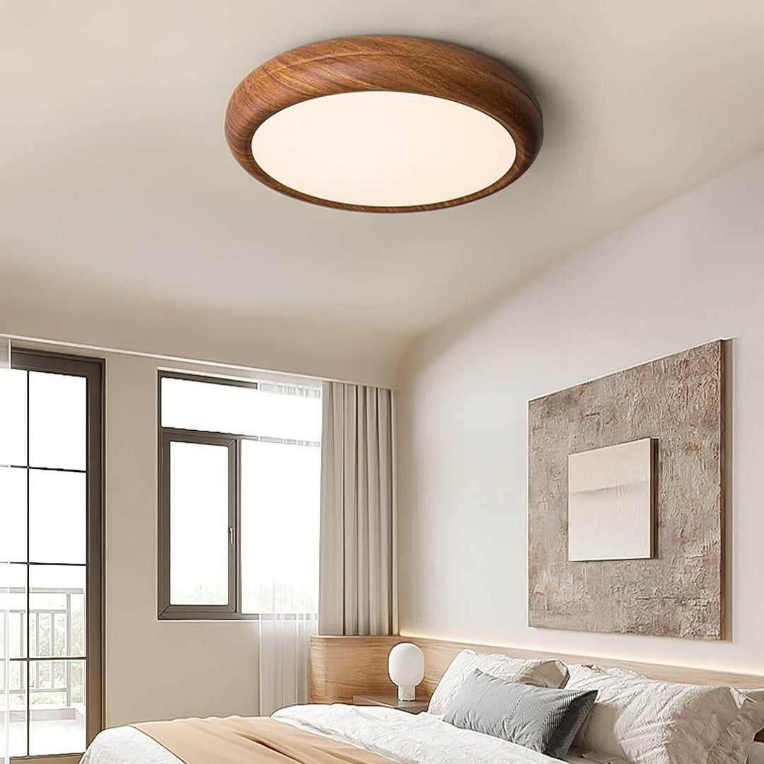 Lampa sufitowa okrągła drewniana, na tle ściany