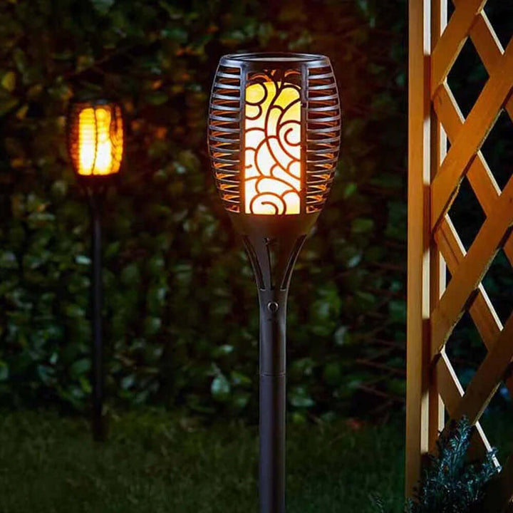 Zewnętrzna lampa solarna pochodnia w zbliżeniu