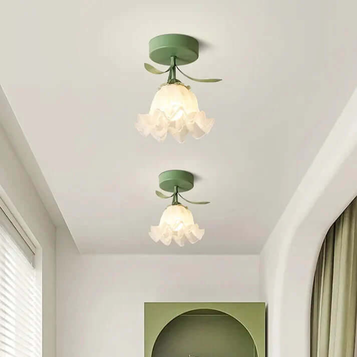 Prosta plafoniera Tiffany z mini-kwiatami