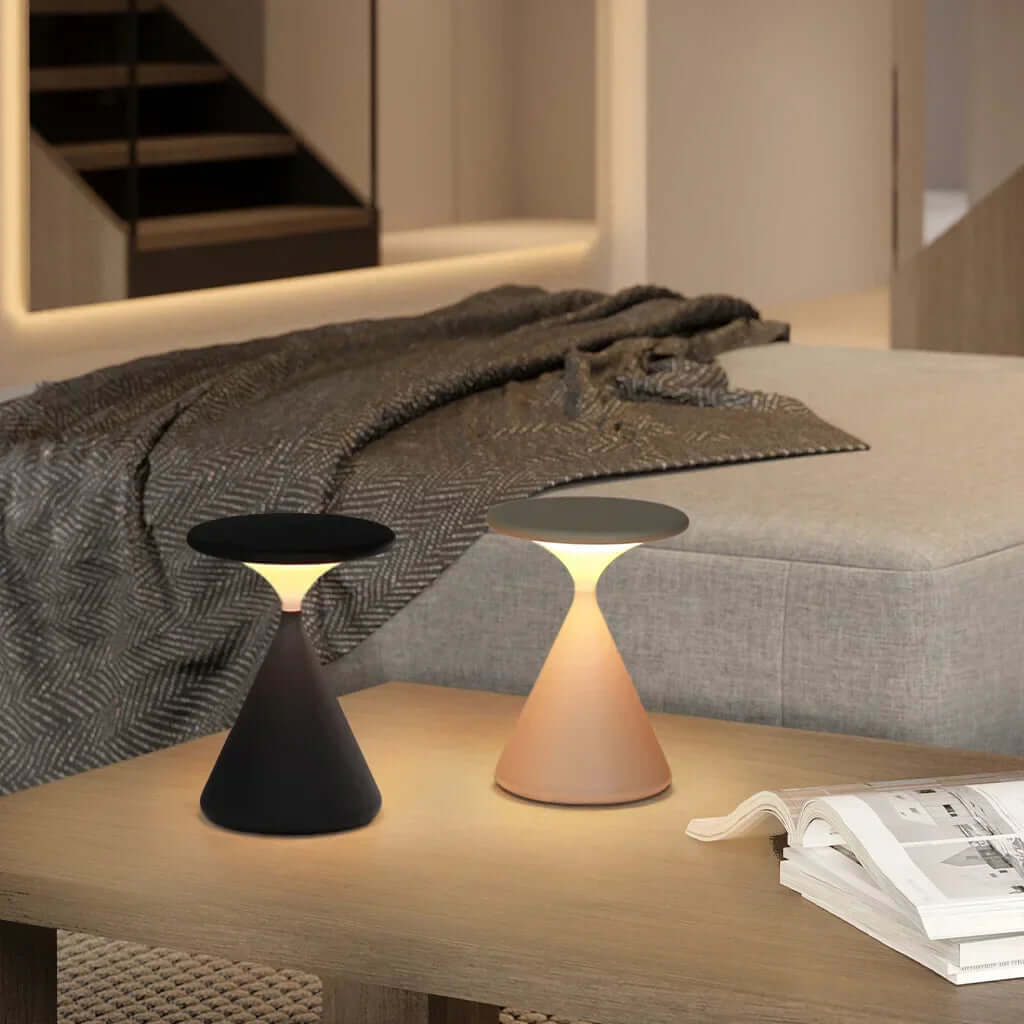 Bezprzewodowa lampa stołowa Aeron Hourglass oświetlająca książkę