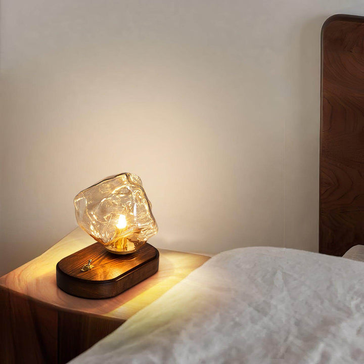 Szklana designerska lampa stołowa w kształcie bryły lodu i jej unikalny design