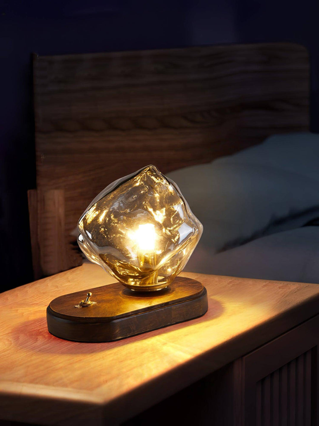 Szklana designerska lampa stołowa w kształcie bryły lodu i jej tekstura