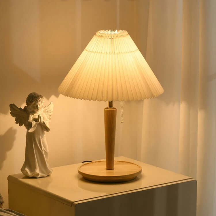 Plisowana lampa stołowa drewniana