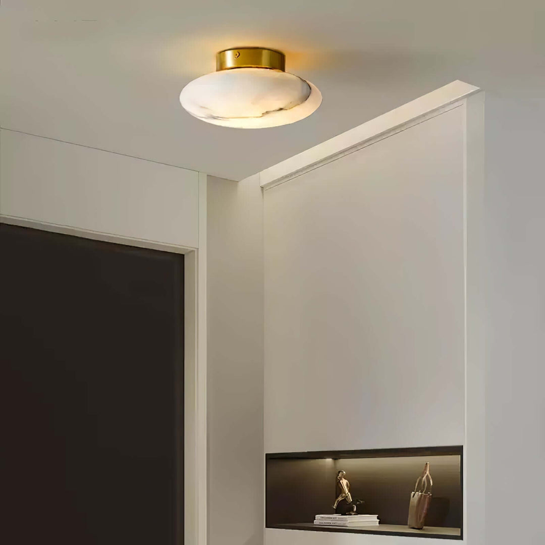 Owalna lampa sufitowa z alabastru i mosiądzu