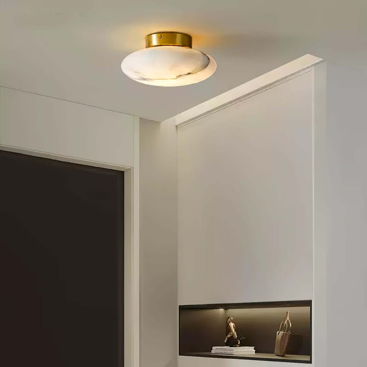 Owalna lampa sufitowa z alabastru i mosiądzu