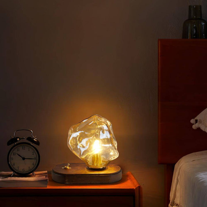 Szklana designerska lampa stołowa w kształcie bryły lodu, widok z boku