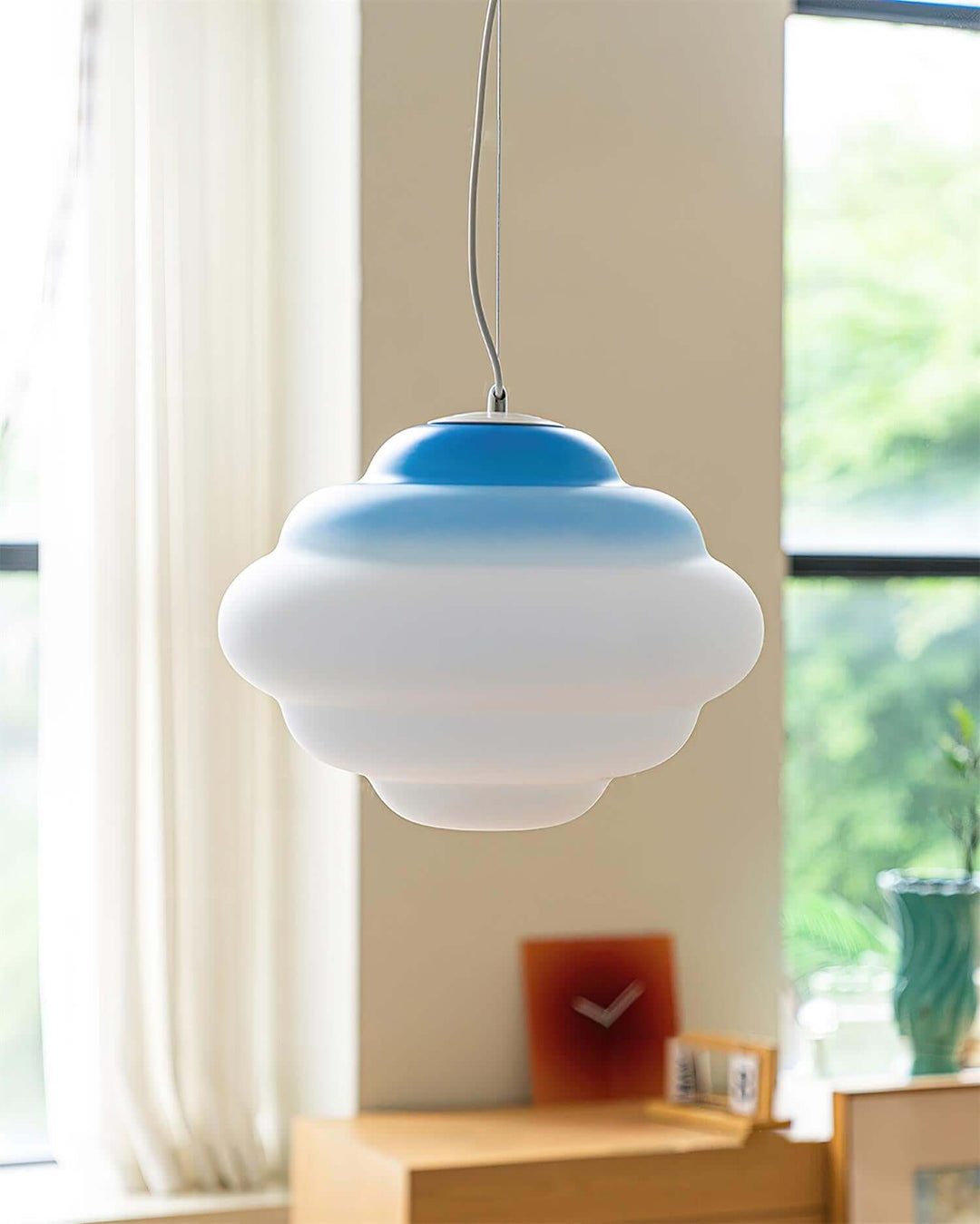 Lampa wisząca w kształcie chmury z efektem gradientu