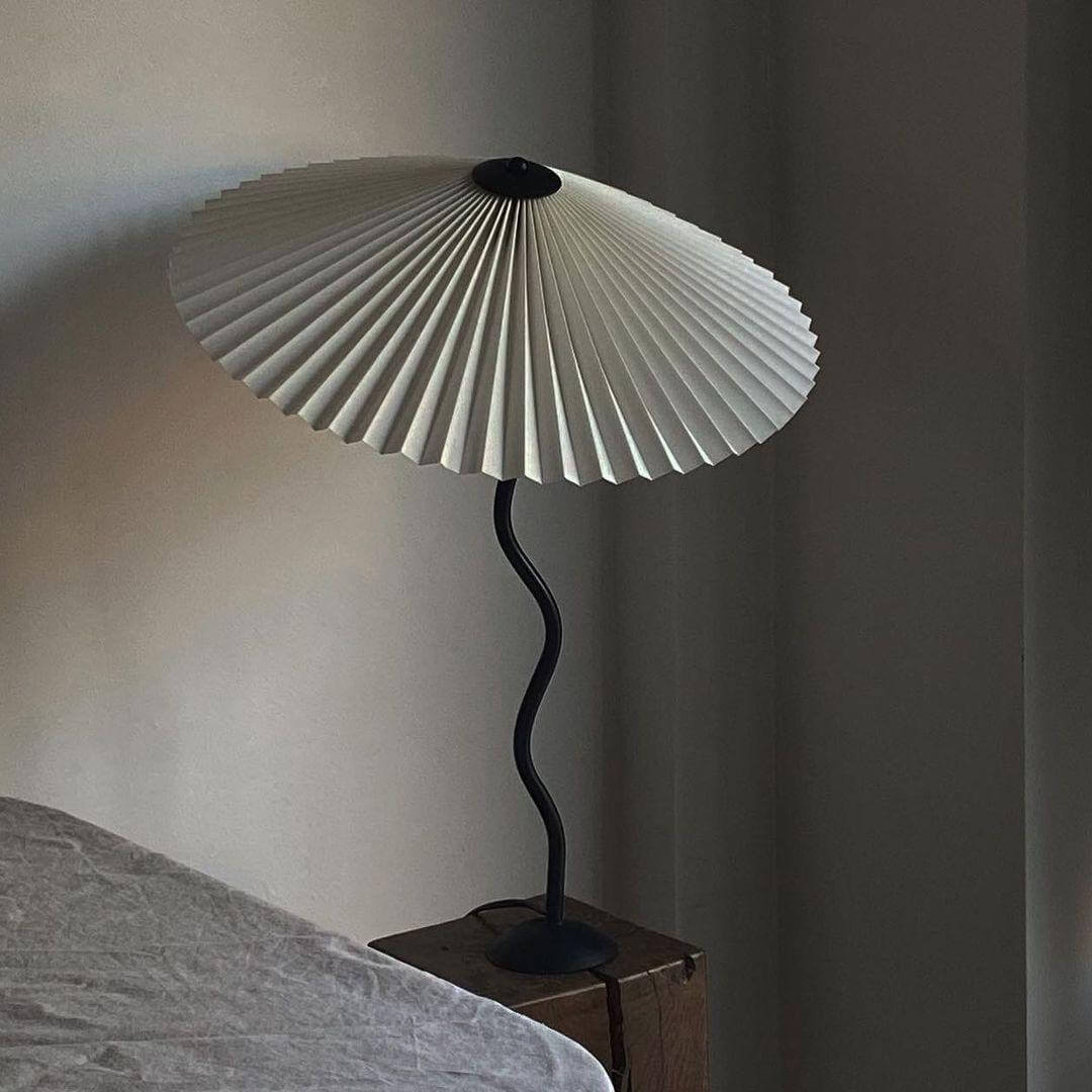 Lampa Squiggle na nocnym stoliku