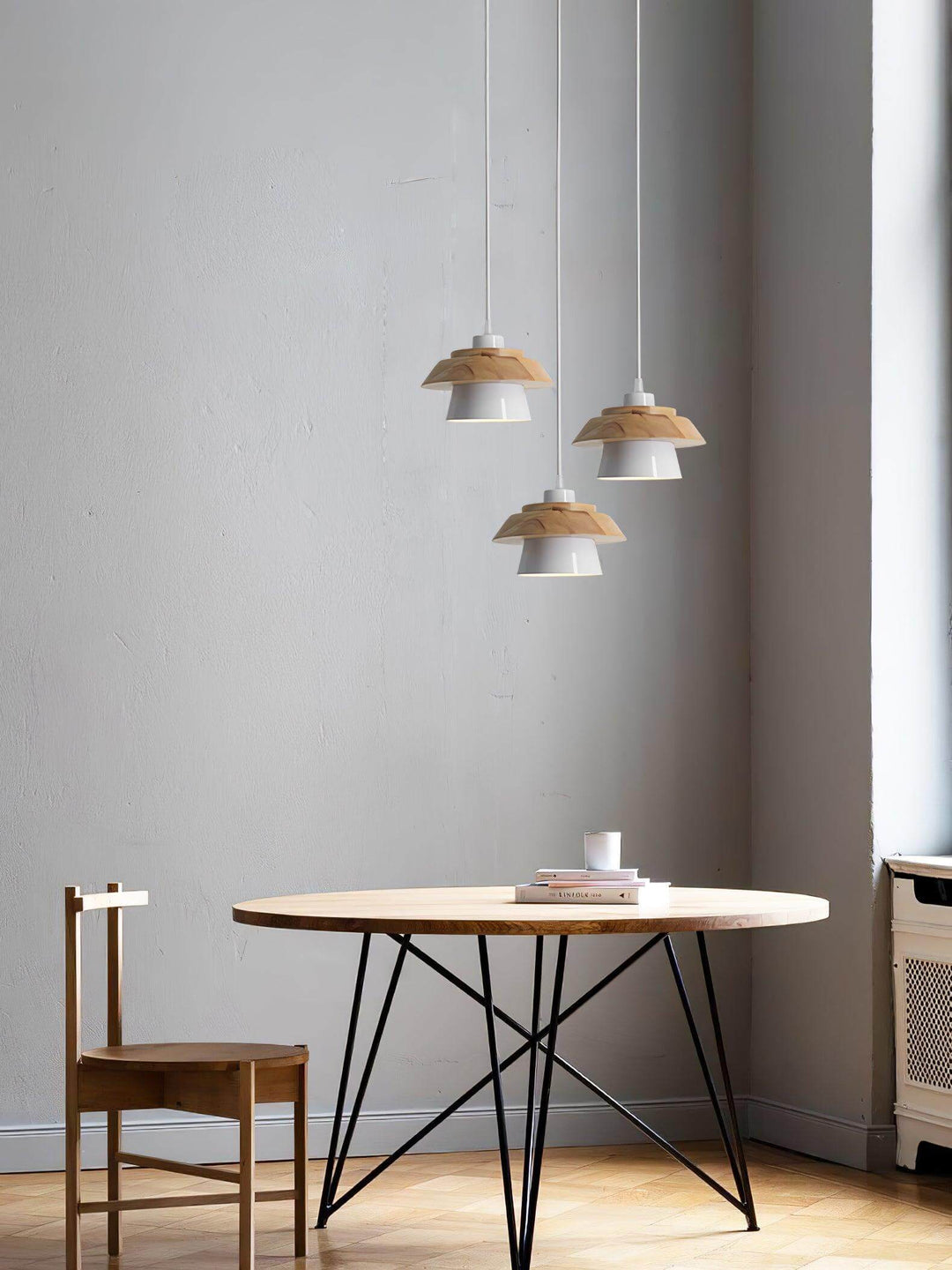 Lampa wisząca z teksturą drewna i kamienia, blisko