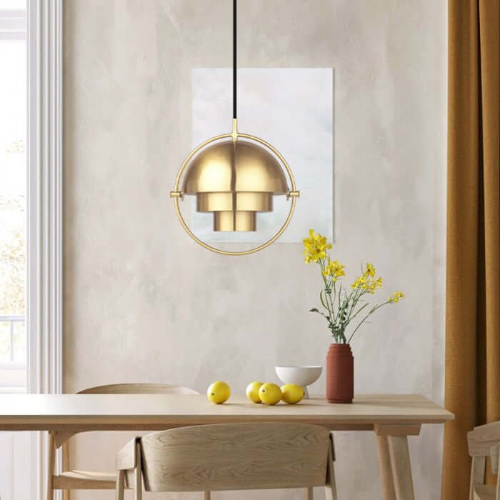 Chromowana lampa wisząca, element dekoracyjny