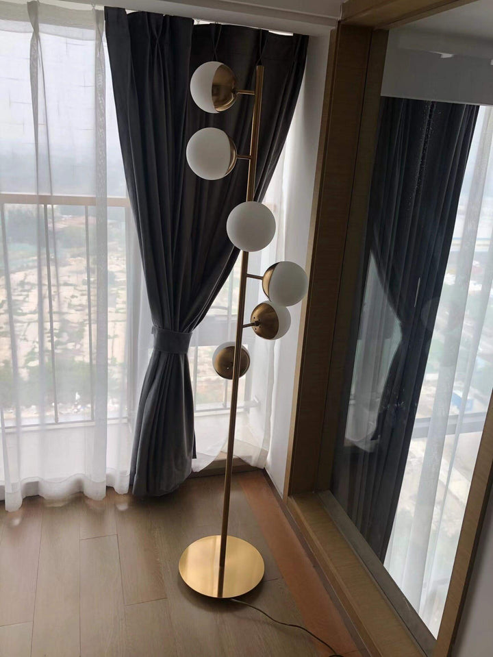 Lampa stojąca do eleganckiego wystroju wnętrz