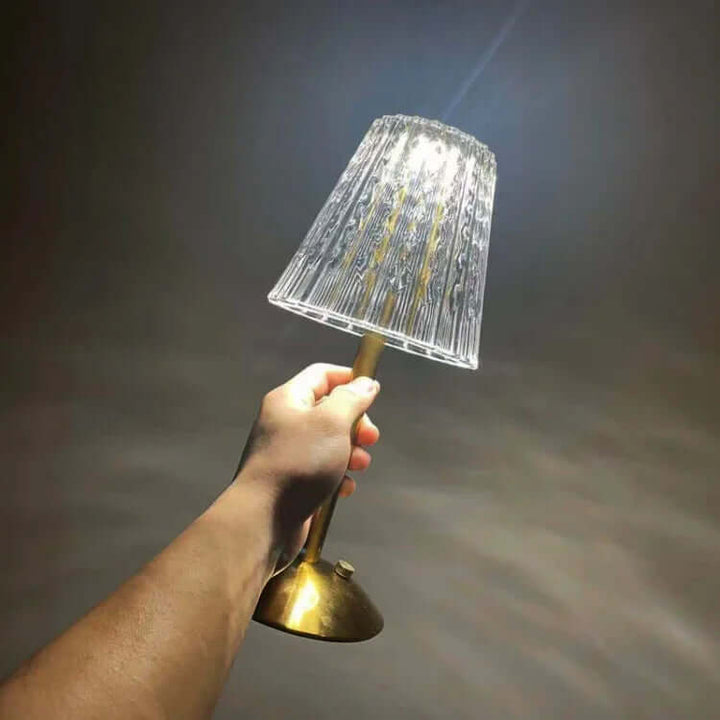 Bezprzewodowa lampa stołowa z metalu i kryształu