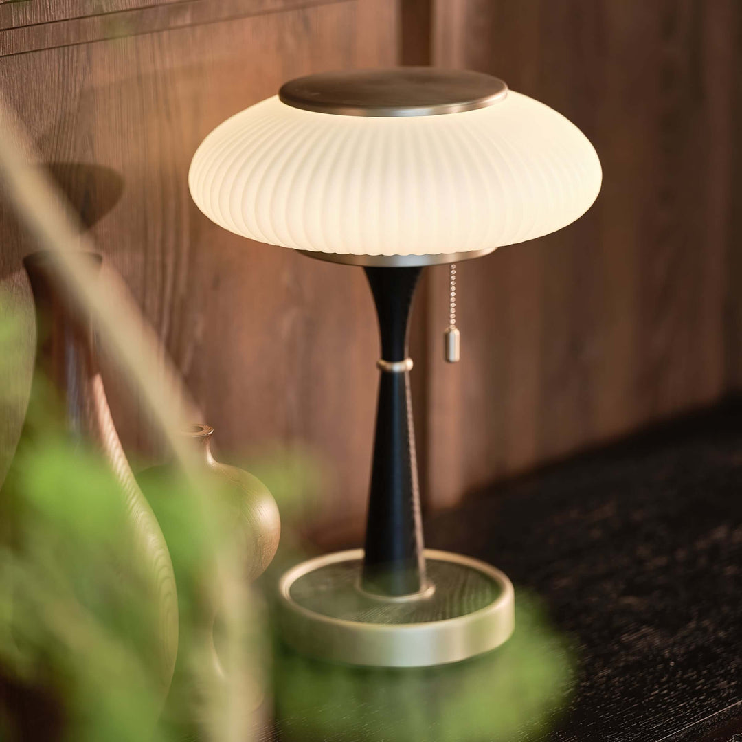Elegancka lampa stołowa z metalu i drewna