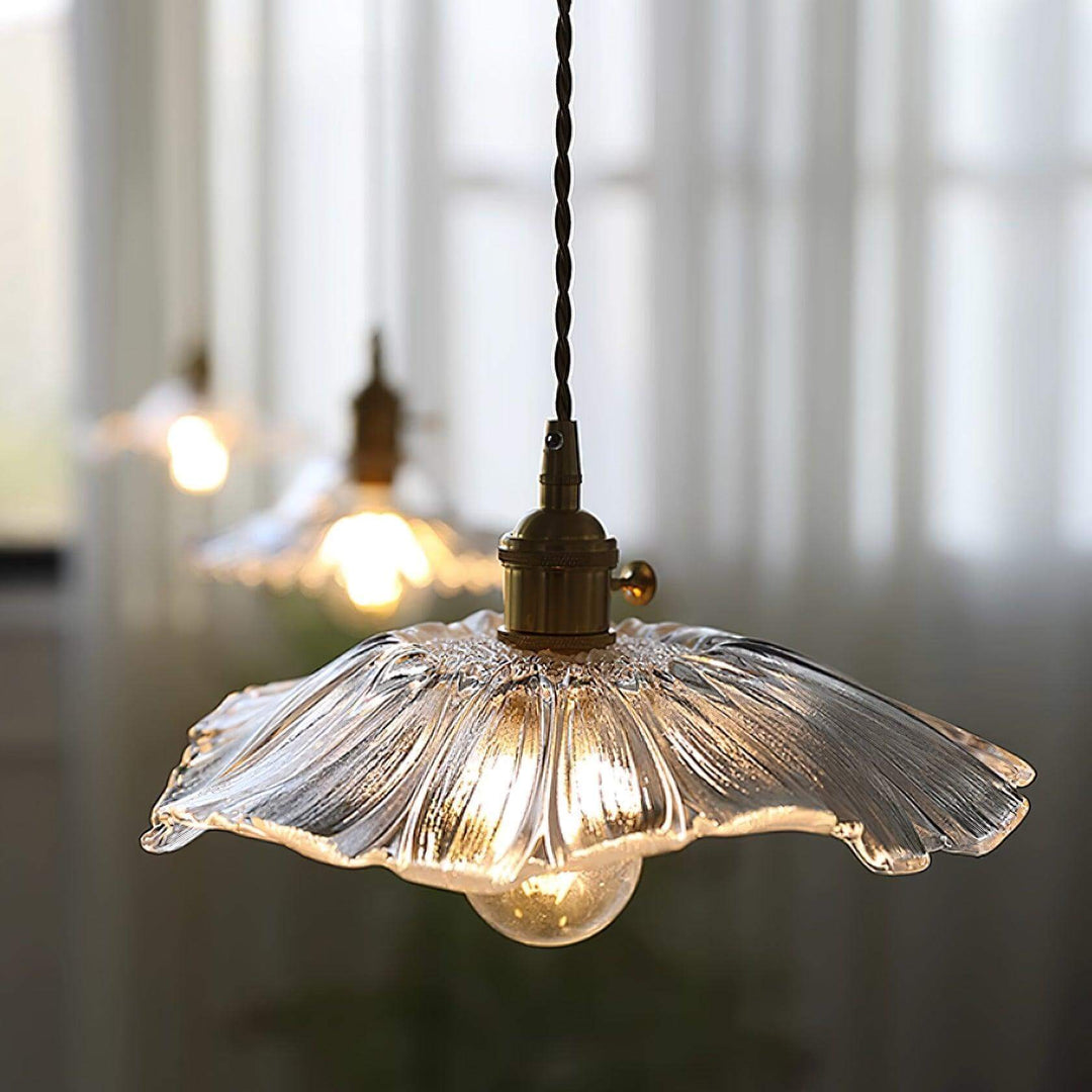 Lampa wisząca z kwiatowym motywem do jadalni