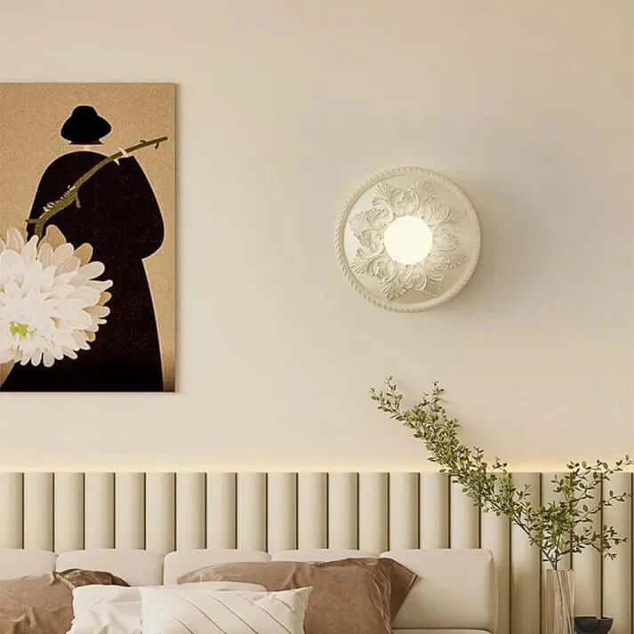 Nowoczesna lampa ścienna z żywicy w kolorze mlecznej kawy