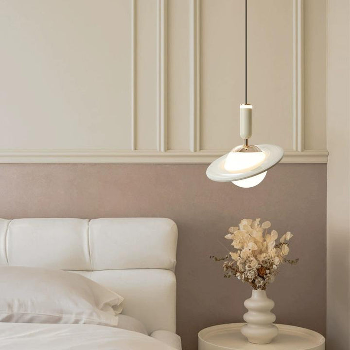 Designerska lampa sufitowa z unikalnymi świecącymi pierścieniami