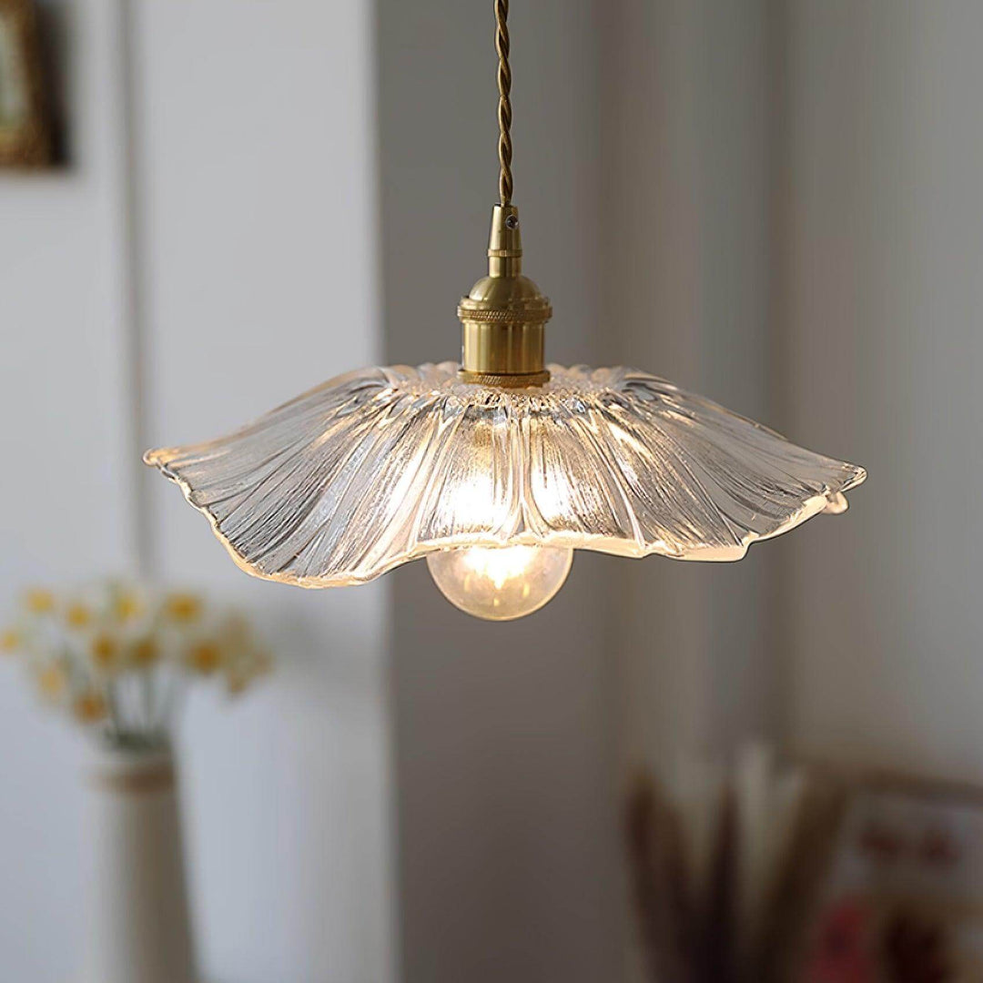 Szczegóły kwiatowej szklanej lampy wiszącej