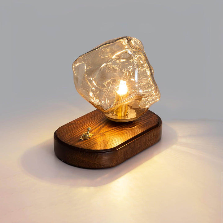 Szklana designerska lampa stołowa w kształcie bryły lodu, różnorodne ujęcia
