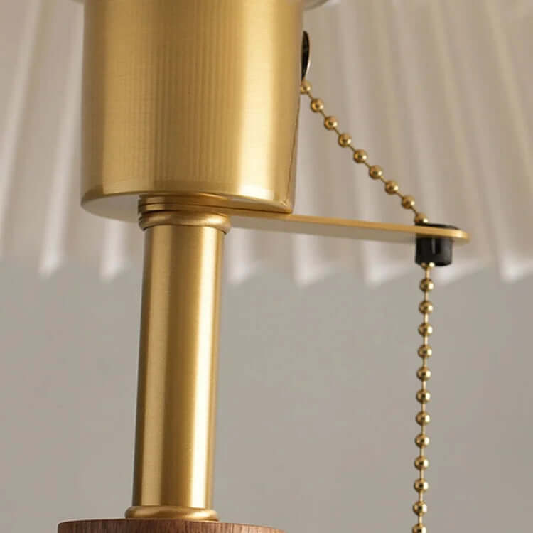 Plisowana lampa stołowa drewniana