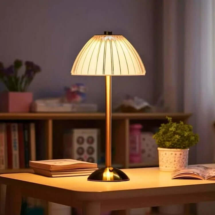 Bezprzewodowa lampa stołowa z metalu i kryształu