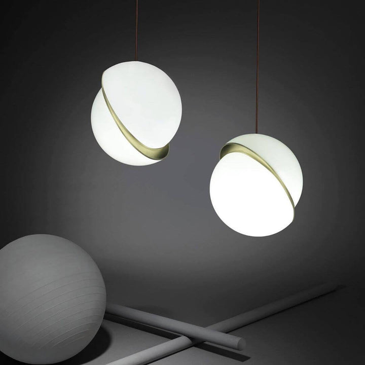 Lampa wisząca w kształcie rogalika, mosiądz i biel