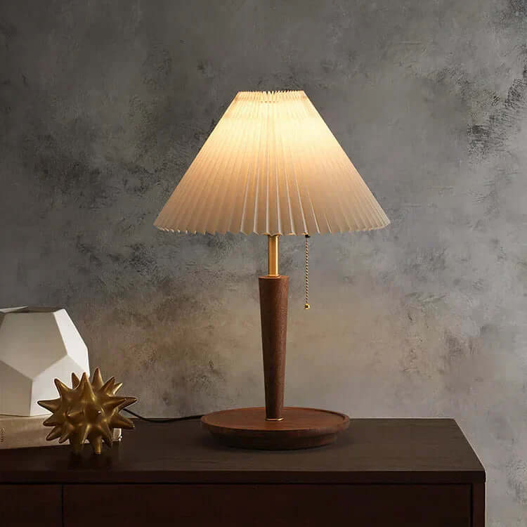 Plisowana lampa stołowa drewniana