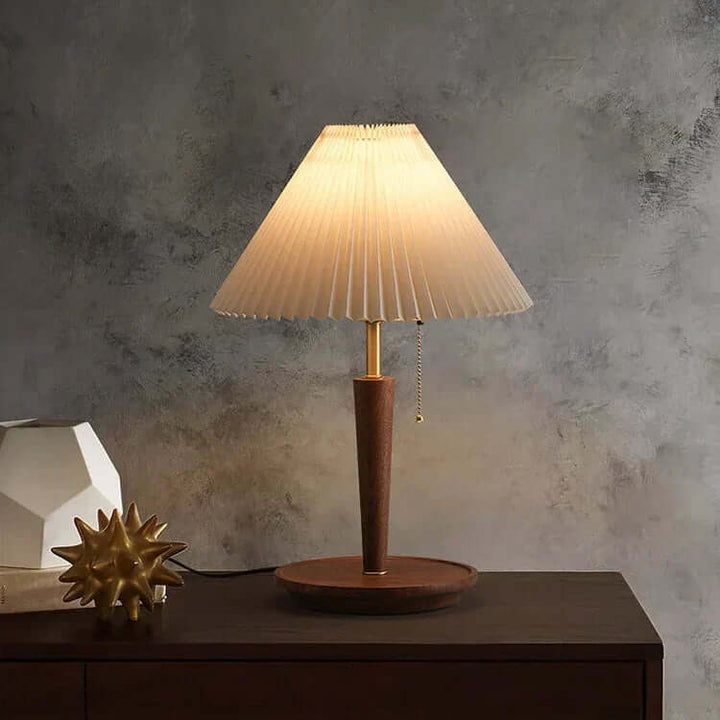 Plisowana lampa stołowa drewniana