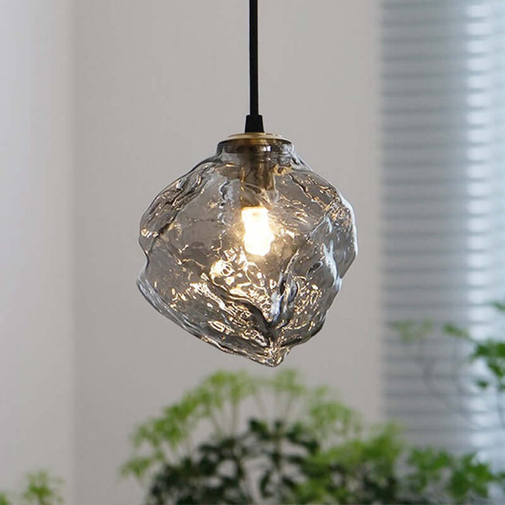 Szklana lampa wisząca o nowoczesnym designie