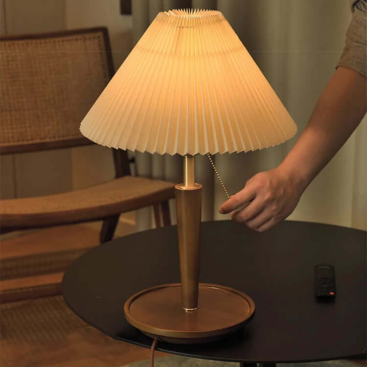 Plisowana lampa stołowa drewniana