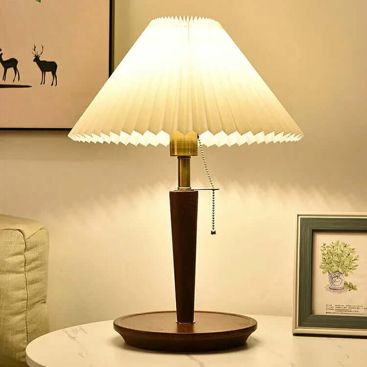 Plisowana lampa stołowa drewniana
