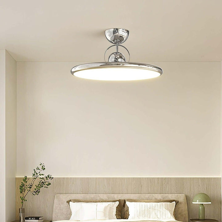 Nowoczesna lampa sufitowa LED chromowana z bliska