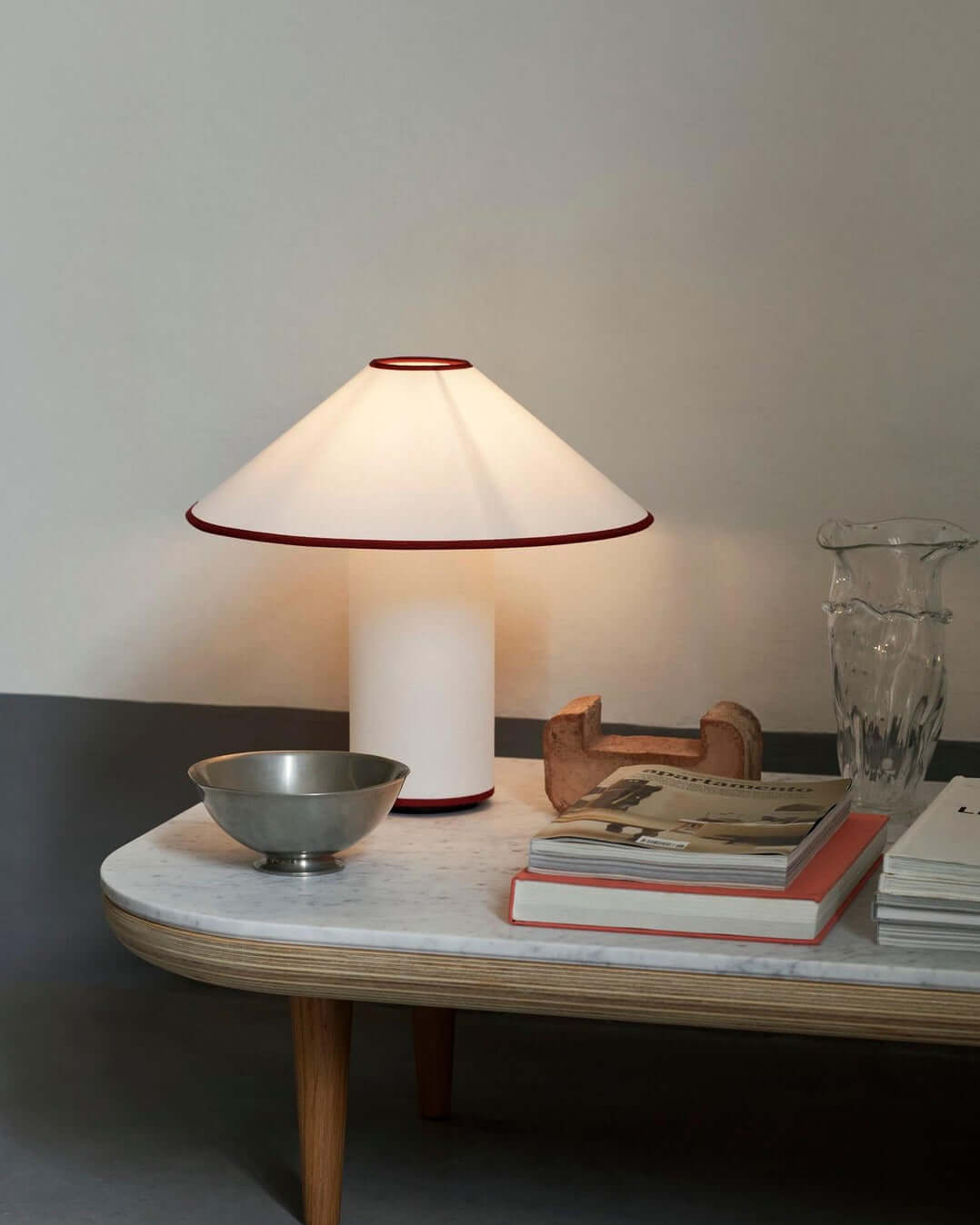 Lampe Colette włączona, ukazująca ciepłe światło