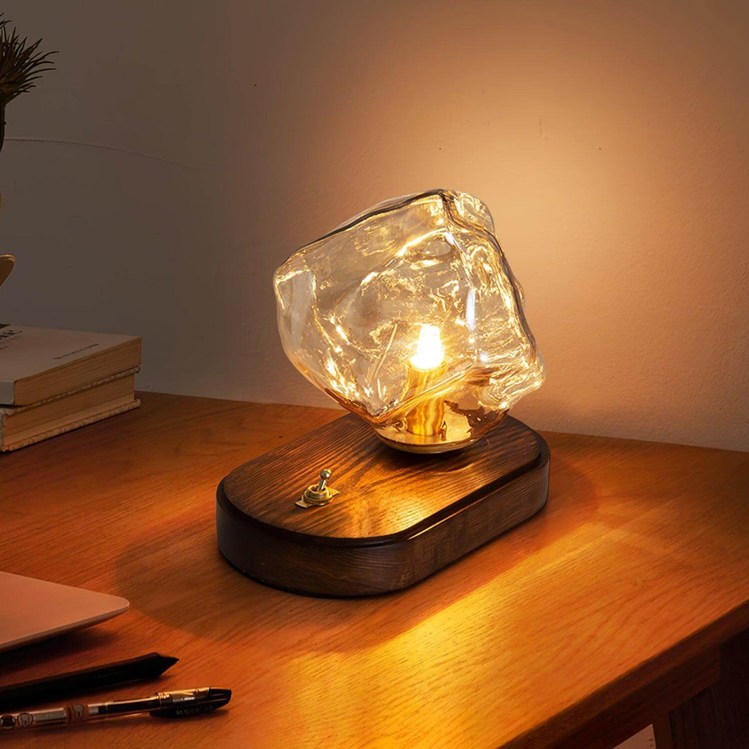 Szklana designerska lampa stołowa w kształcie bryły lodu, zbliżenie
