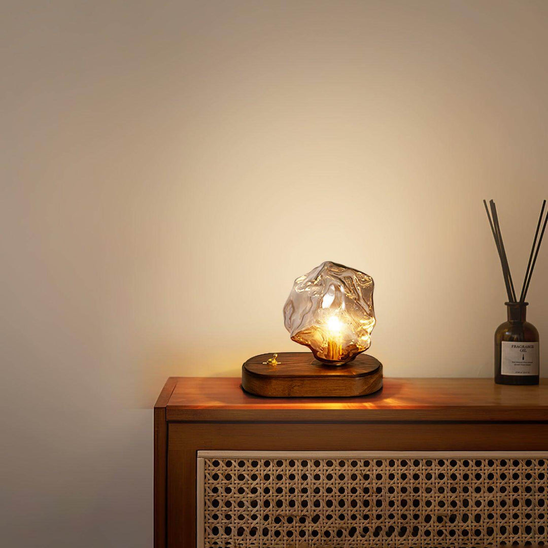 Szklana designerska lampa stołowa w kształcie bryły lodu z wyłączonym światłem