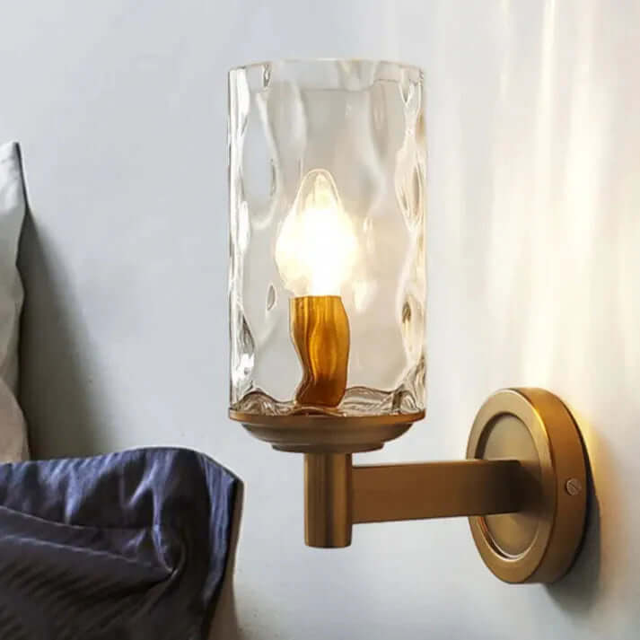 Klasyczna szklana lampa ścienna w stylu retro z eleganckimi detalami