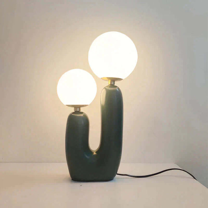 Włączona lampa Kaktus emitująca ciepłe światło