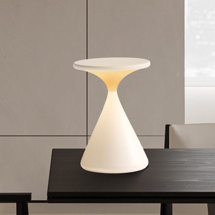 Bezprzewodowa lampa stołowa Aeron Hourglass dla nowoczesnego wnętrza