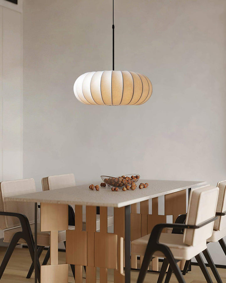 Lampa wisząca tworząca ciepłą atmosferę