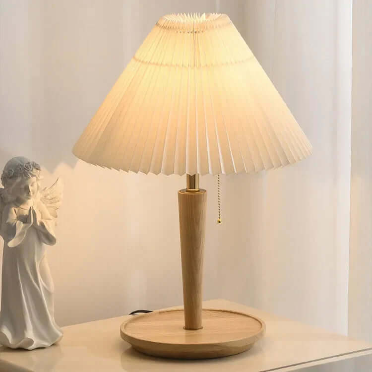 Plisowana lampa stołowa drewniana