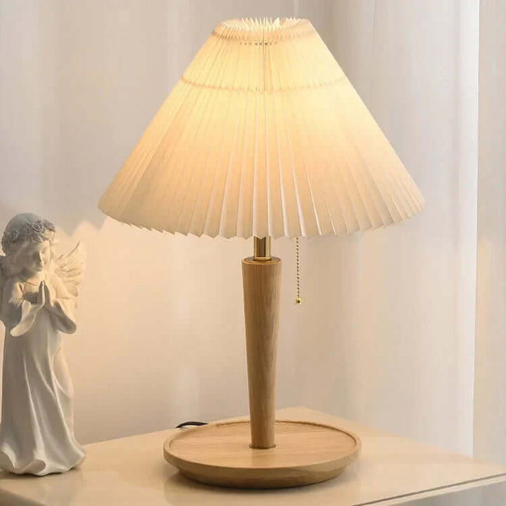 Plisowana lampa stołowa drewniana
