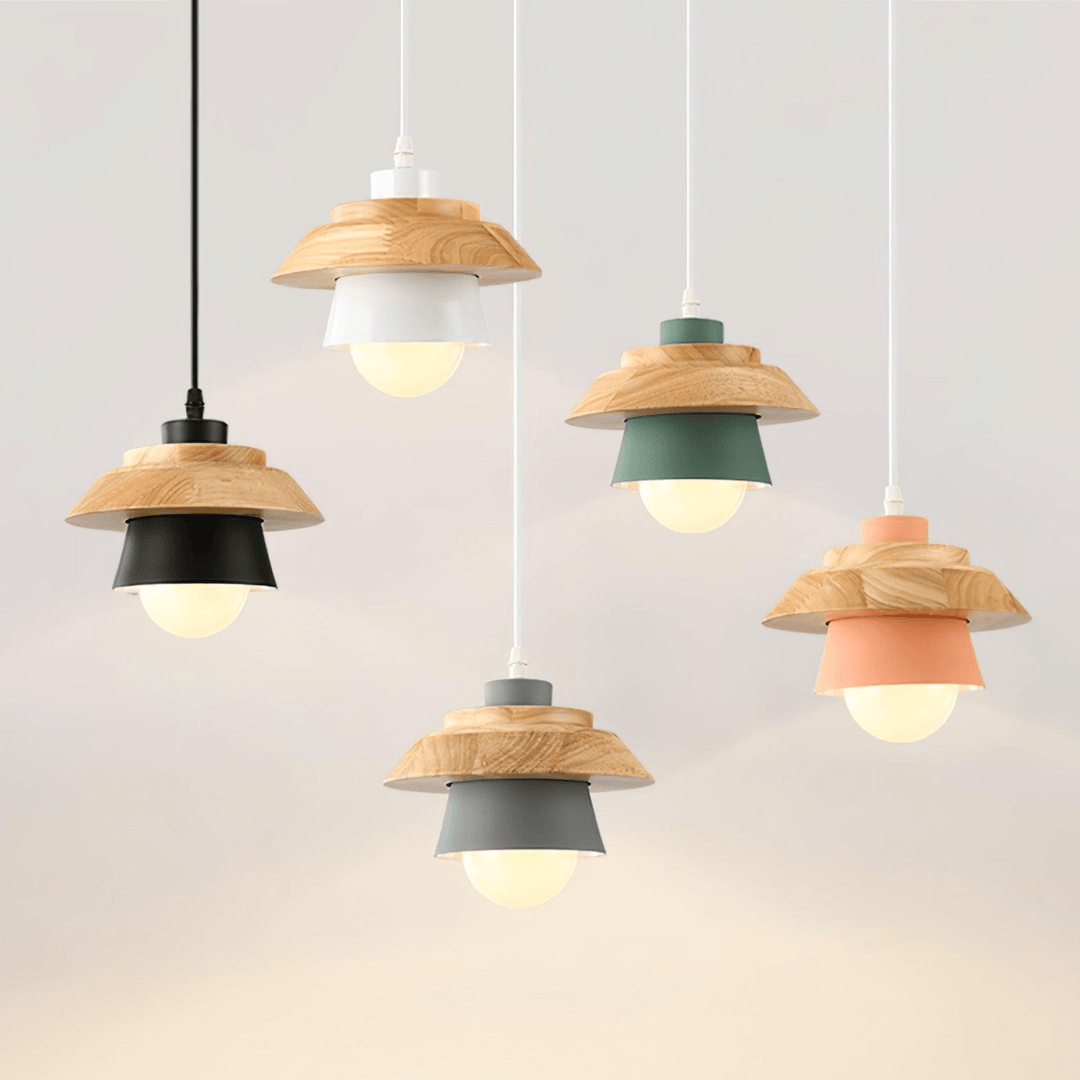 Drewniana lampa wisząca w stylu industrialnym z elementami kamienia