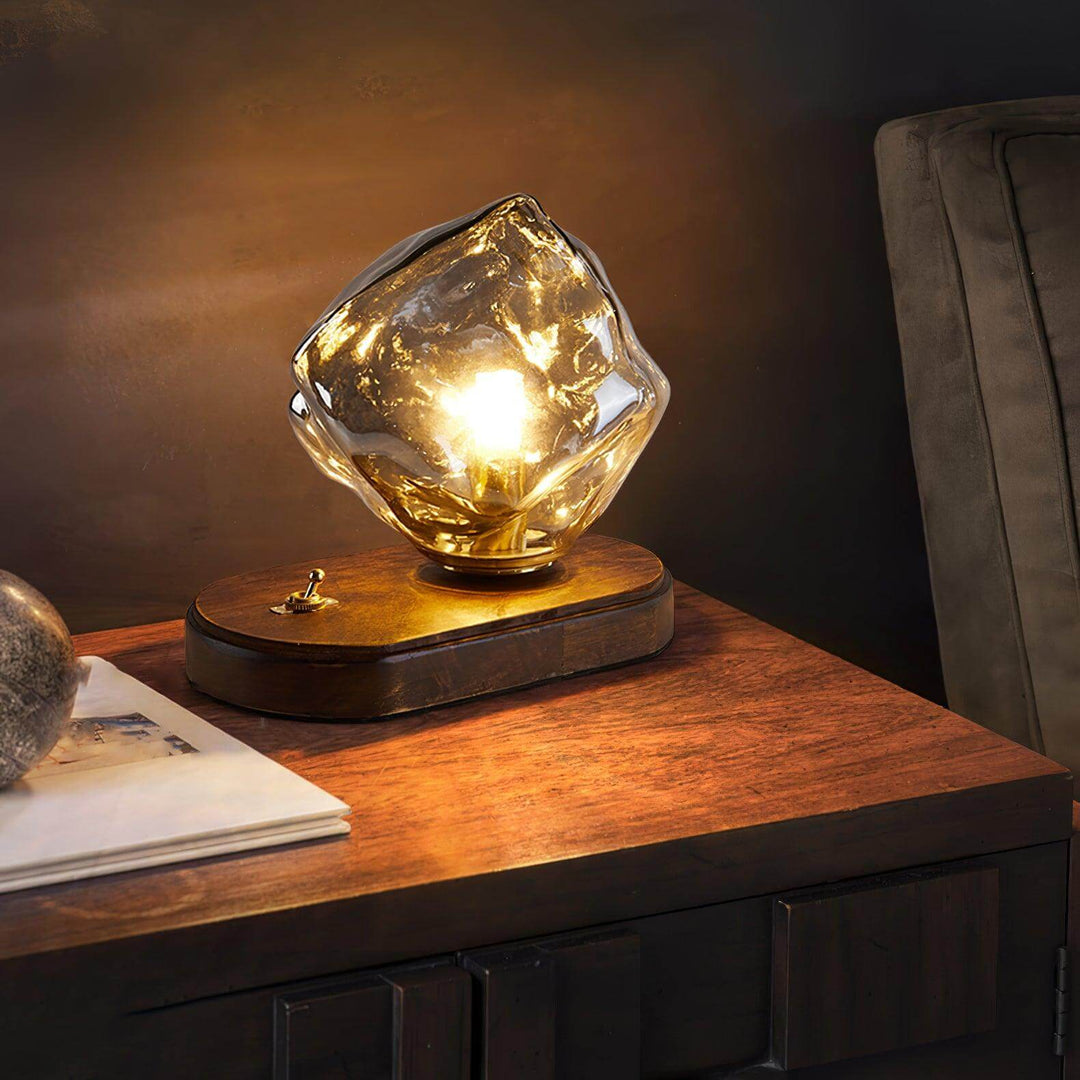 Szklana designerska lampa stołowa w kształcie bryły lodu w detalach