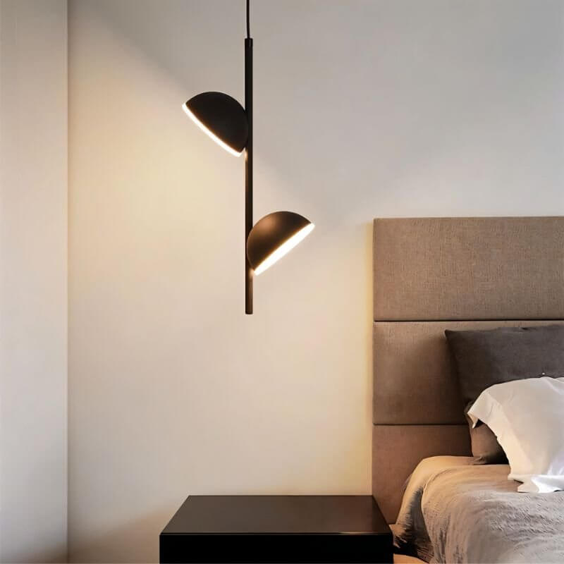 Lampa wisząca Tiraha z włączonym światłem