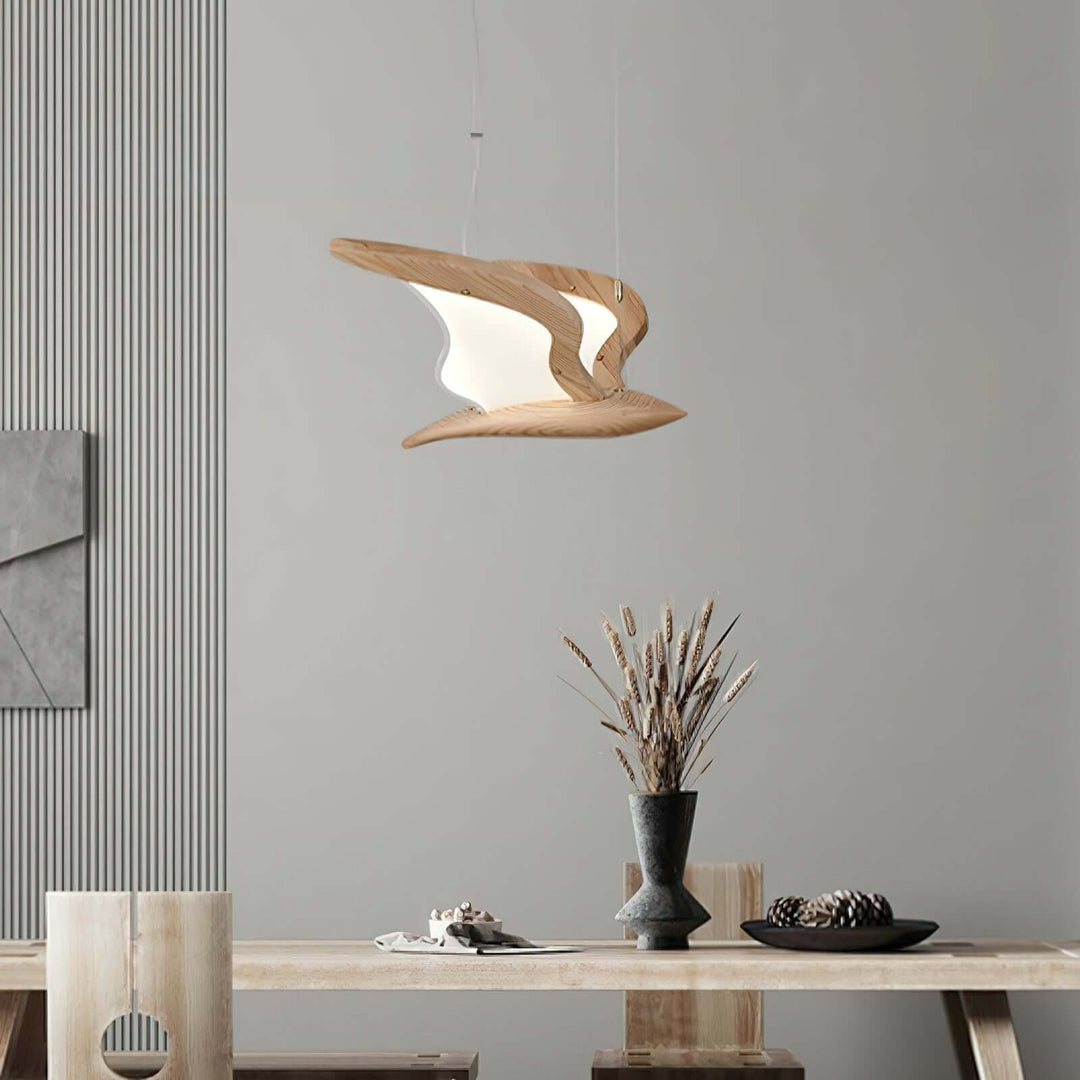 Wisząca lampa z drewna i metalu o eleganckim designie